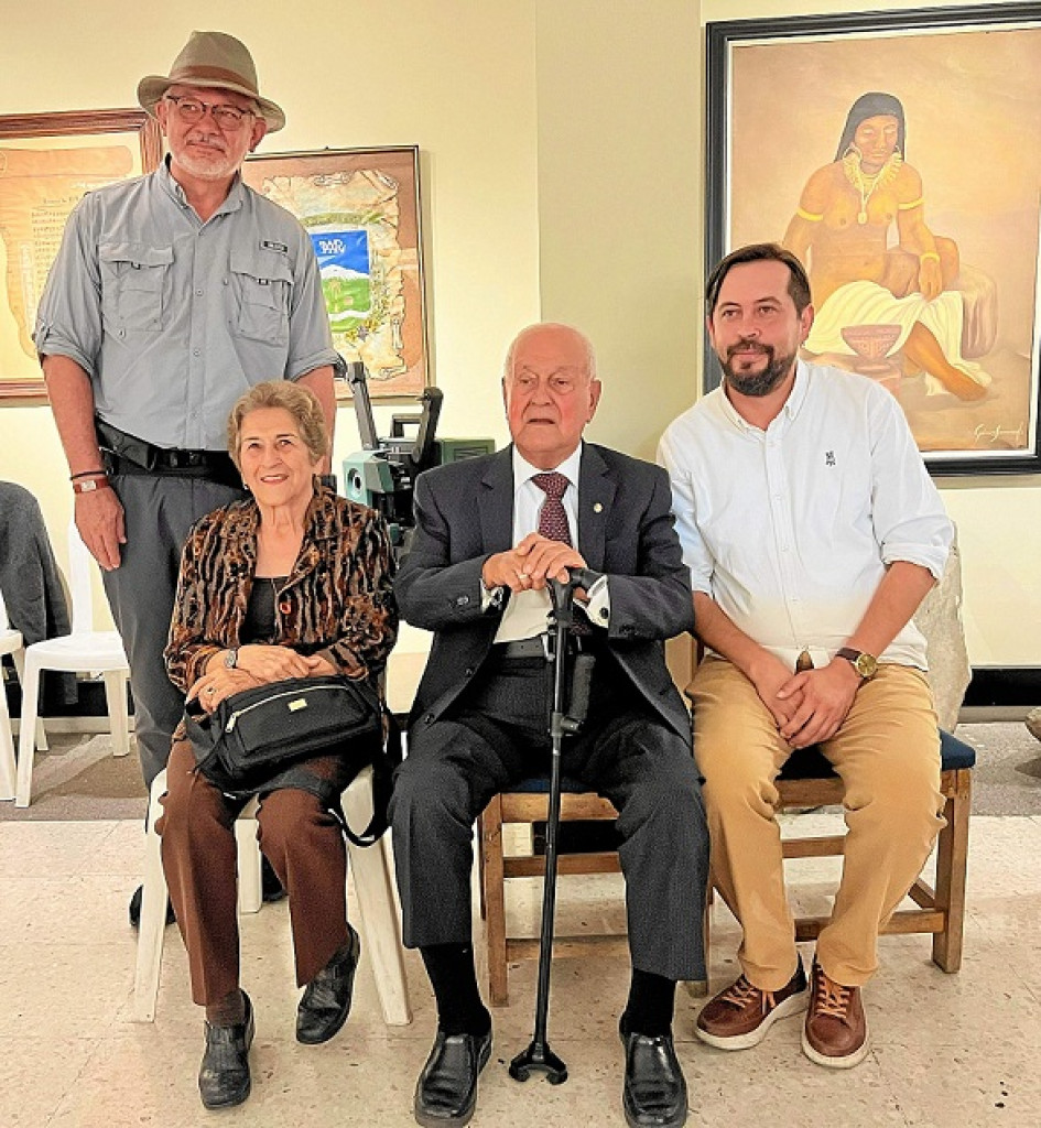 Foto | Cortesía | LA PATRIA Carlos Antonio Coronel, dibujante y pintor; Edilma Rivera de Urrera; Daniel Urrea Duque, presidente de la Sociedad de Mejoras Públicas de Villamaría; y Juan Pablo Jaramillo Rivera, gerente de la Corporación Casa de la Cultura. Foto | Cortesía | LA PATRIA Carlos Antonio Coronel, dibujante y pintor; Edilma Rivera de Urrera; Daniel Urrea Duque, presidente de la Sociedad de Mejoras Públicas de Villamaría; y Juan Pablo Jaramillo Rivera, gerente de la Corporación Casa de la Cultura.