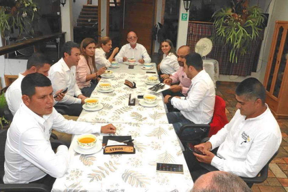 Foto | Rubén Darío López | LA PATRIA Jesús Iván Ospina, alcalde de Pensilvania, invitó a un almuerzo en el restaurante Athos a los diputados de Caldas, a los concejales del municipio y a los funcionarios del gobierno local y departamental con motivo del cumpleaños 158 de La Perla del Oriente. Entre los invitados especiales estuvo el gobernador, Henry Gutiérrez Ángel, y su esposa, Gladis Estela Salazar. Foto | Rubén Darío López | LA PATRIA Jesús Iván Ospina, alcalde de Pensilvania, invitó a un almuerzo en el restaurante Athos a los diputados de Caldas, a los concejales del municipio y a los funcionarios del gobierno local y departamental con motivo del cumpleaños 158 de La Perla del Oriente. Entre los invitados especiales estuvo el gobernador, Henry Gutiérrez Ángel, y su esposa, Gladis Estela Salazar.