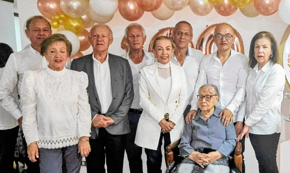 Rodeada de sus hijos: Edilma, Guillermo, César, Álvaro, Nubia, Manuel, Jaime Martín y Fabiola Valencia Trejos. Rodeada de sus hijos: Edilma, Guillermo, César, Álvaro, Nubia, Manuel, Jaime Martín y Fabiola Valencia Trejos.