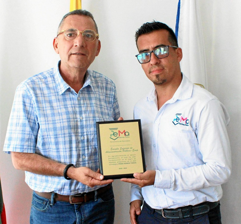 Foto | Lector | LA PATRIA Alejandro Giraldo (derecha), funcionario de la Personería de Manizales, le entregó a Jhon Jairo Castaño, director encargado de la Escuela Superior de Administración Pública (ESAP) Territorial Caldas, un reconocimiento en agradecimiento al acompañamiento que se tuvo durante la administración del personero saliente, Fernando Arcila.