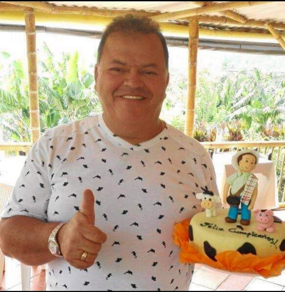Foto | LA PATRIA Jair Gaviria Escobar falleció el pasado 27 de febrero a sus 62 años de edad. Él y su hermano eran propietarios del expendio de carnes La Especial, establecimiento de gran tradición en Anserma (Caldas). Este comerciante gozaba de gran aprecio y cariño de la comunidad, y era un gran líder en la vereda El Carmelo parte alta. Sus exequias se cumplieron en la Parroquia Nuestra Señora del Carmen. Foto | LA PATRIA Jair Gaviria Escobar falleció el pasado 27 de febrero a sus 62 años de edad. Él y su hermano eran propietarios del expendio de carnes La Especial, establecimiento de gran tradición en Anserma (Caldas). Este comerciante gozaba de gran aprecio y cariño de la comunidad, y era un gran líder en la vereda El Carmelo parte alta. Sus exequias se cumplieron en la Parroquia Nuestra Señora del Carmen.