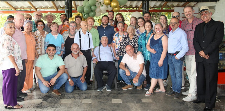 Grupo de Familiares y Amigos compartieron de un almuerzo par festejar al exalcalde de Manizales Gustavo Robledo Isaza. Grupo de Familiares y Amigos compartieron de un almuerzo par festejar al exalcalde de Manizales Gustavo Robledo Isaza.