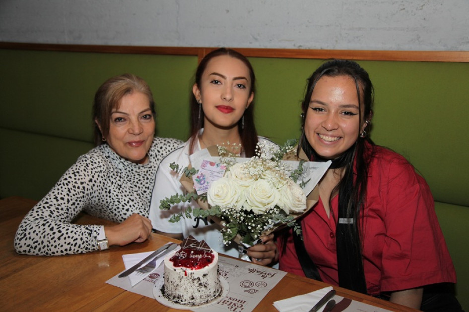 Foto | Argemiro Idárraga | LA PATRIA Isabela Diaz Melán festejó su cumpleaños con una cena en el restaurante La Farfalla junto a Yolanda Melán Molina y Juana María Tibaquira Díaz.