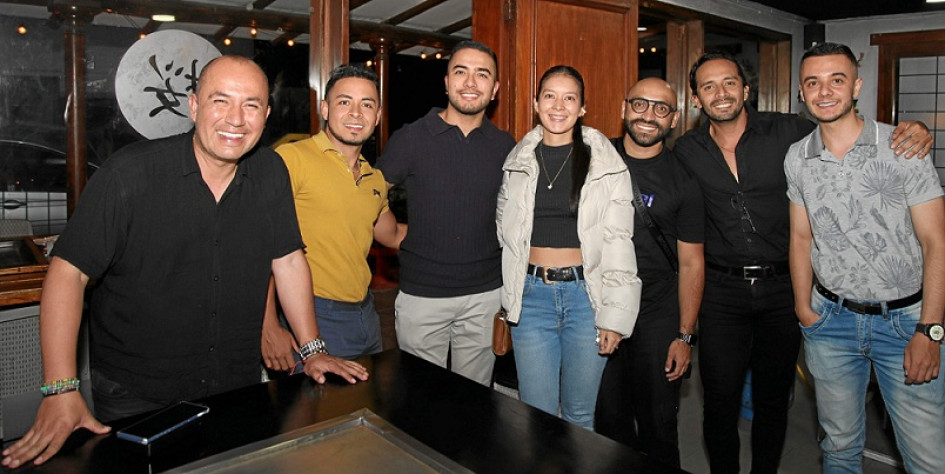 Cristian Londoño celebró su cumpleaños con una cena en el restaurante Zakura.  Foto | Argemiro Idárraga | LA PATRIA Wilmer Clavijo, Javier González, José Hidalgo, Cristina Guapacha, Andrés Felipe Valencia, Cristian Londoño y Diego Alejandro Gómez.