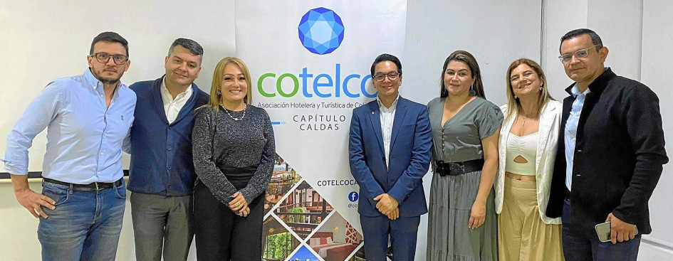 Foto | Cortesía Cotelco | LA PATRIA Tomás Botero Vargas, del Nido del Cóndor Ecolodge; nuevo presidente. Los demás miembros que hacen parte de esta junta son: Paola Cristancho Gómez, del Hotel Belén Boutique; Uriel Bernal, de Centros vacacionales de Confa; Jaime Bolívar, de Hoteles Estelar; Adriana Isaza; de Glamping El Color de Mis Revés; y Claudia Henao Álvarez, de Hacienda Charrascal. En la imagen acompañados por el director ejecutivo de Cotelco Caldas, Juan Pablo Alba