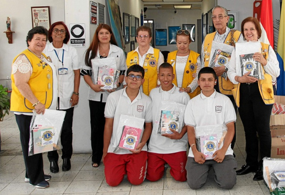 Foto | Argemiro Idárraga | LA PATRIA Miembros del Club de Leones Manizales Monarca, durante la entrega de los paquetes escolares. Foto | Argemiro Idárraga | LA PATRIA Miembros del Club de Leones Manizales Monarca, durante la entrega de los paquetes escolares.
