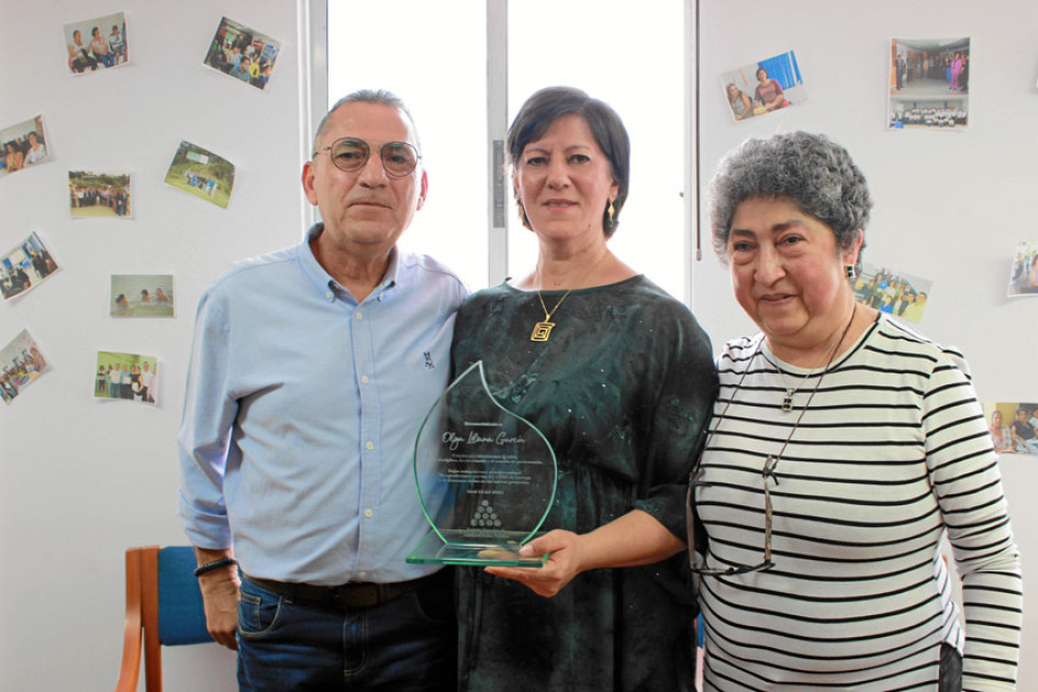 Foto | Lector | LA PATRIA Olga Liliana García (centro) fue homenajeada por funcionarios de la Escuela Superior de Administración Pública (ESAP) Territorial Caldas tras lograr su jubilación después de 34 años en la institución. Recibió el reconocimiento de Jhon Jairo Castaño, director encargado de la Territorial, y de Gloria Nancy Cuesta, funcionaria. Foto | Lector | LA PATRIA Olga Liliana García (centro) fue homenajeada por funcionarios de la Escuela Superior de Administración Pública (ESAP) Territorial Caldas tras lograr su jubilación después de 34 años en la institución. Recibió el reconocimiento de Jhon Jairo Castaño, director encargado de la Territorial, y de Gloria Nancy Cuesta, funcionaria.
