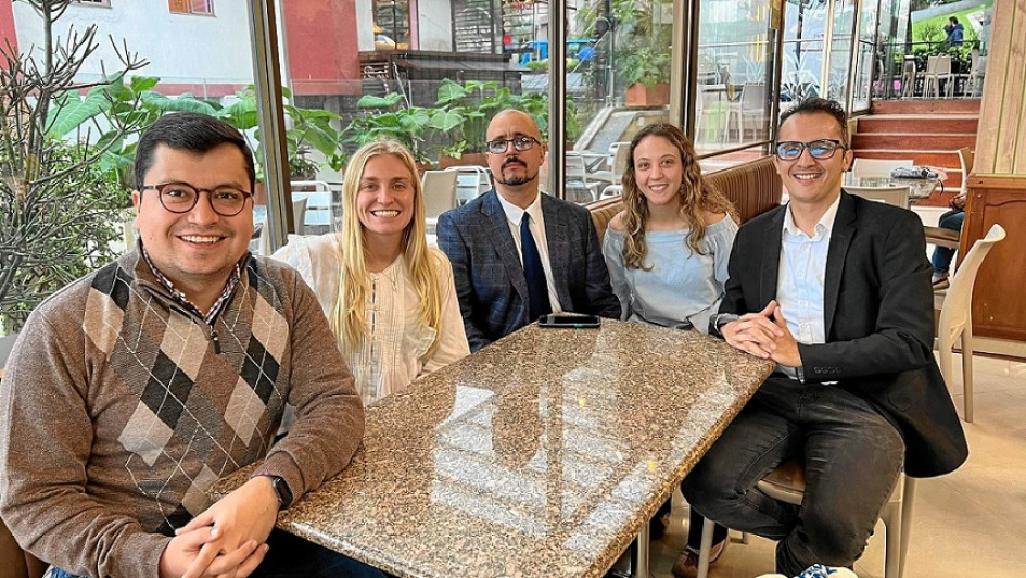 Foto | Lector | LA PATRIA Luis Felipe Molina; Laura Guss Tarazona; Ángel Blanco, oficial de Chevening en Colombia; María Emilia Currea y Darío Arenas Villegas.