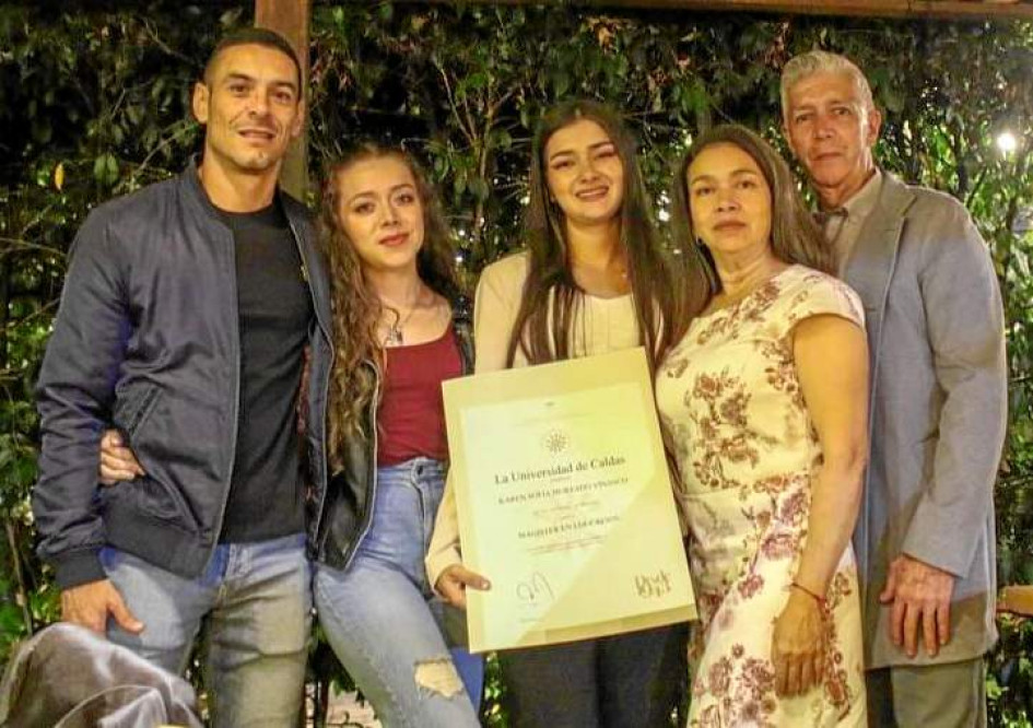 Foto | Cortesía | LA PATRIA Karen Sofía Hurtado Vinasco obtuvo su título de la maestría en Educación de la Universidad de Caldas. Su familia la acompañó en este día. Juan Carlos Franco Valencia, Luisa María Hurtado Vinasco, Karen Sofía Hurtado Vinasco, Beatriz Eugenia Vinasco Escobar y Jesús Abel Hurtado Hurtado. Foto | Cortesía | LA PATRIA Karen Sofía Hurtado Vinasco obtuvo su título de la maestría en Educación de la Universidad de Caldas. Su familia la acompañó en este día. Juan Carlos Franco Valencia, Luisa María Hurtado Vinasco, Karen Sofía Hurtado Vinasco, Beatriz Eugenia Vinasco Escobar y Jesús Abel Hurtado Hurtado.
