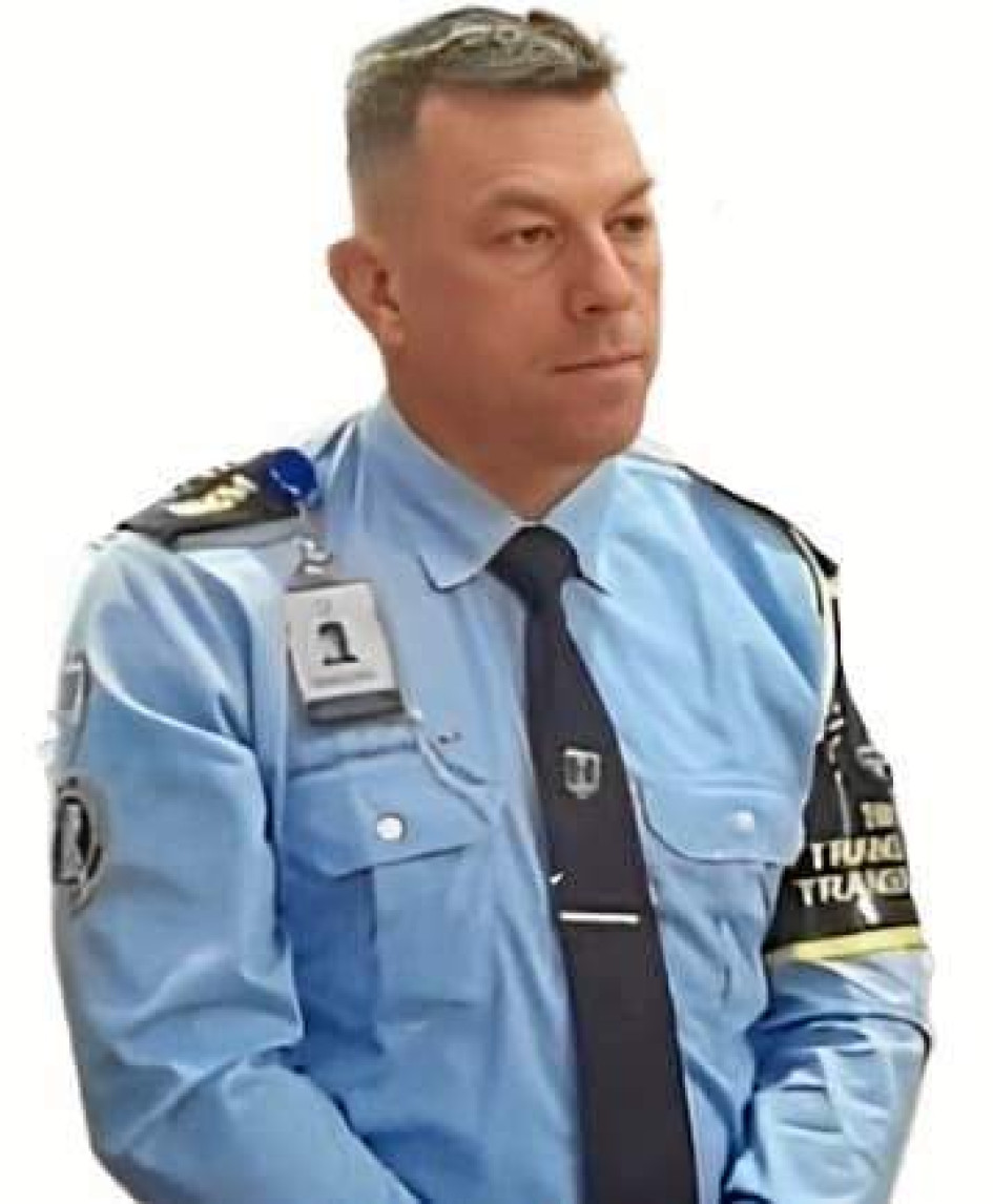 Foto | Cortesía | LA PATRIA  Luis Alexánder (AT28) fue escogido como el mejor agente de tránsito de febrero. Sus compañeros lo definen como un hombre correcto, respetuoso y que se destaca por sus diligencias con los ciudadanos. Además, lo felicitan por este reconocimiento.