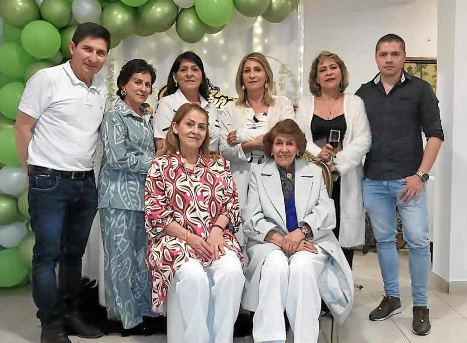 Foto | Suscriptor | LA PATRIA Isabelita Lopera “Mamá” : Quien entrega y siembra todos los días semillas de amor, tiene la dicha de ver florecer los más bellos sentimientos a su alrededor”. Gracias Señor, porque a tus 90 nos acompañas un año más. Tus hijos, Néstor Olivo, Gloria Inés, Martha Lucía, Luz Amparo, María Esperanza, Luz Stella y Julián Ricardo. Foto | Suscriptor | LA PATRIA Isabelita Lopera “Mamá” : Quien entrega y siembra todos los días semillas de amor, tiene la dicha de ver florecer los más bellos sentimientos a su alrededor”. Gracias Señor, porque a tus 90 nos acompañas un año más. Tus hijos, Néstor Olivo, Gloria Inés, Martha Lucía, Luz Amparo, María Esperanza, Luz Stella y Julián Ricardo.