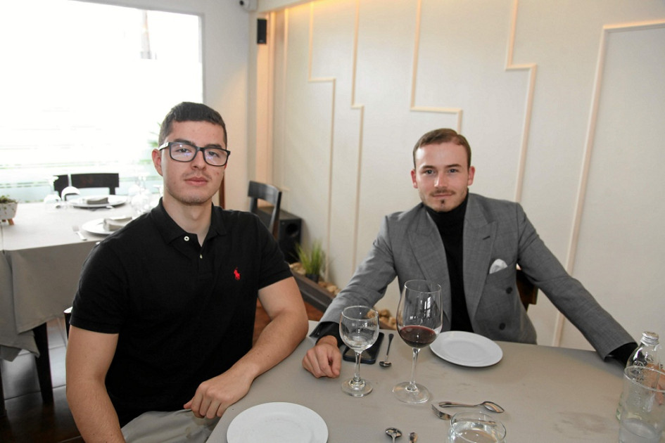 Foto | Argemiro Idárraga | LA PATRIA Alejandro Martínez y Santiago Romero se reunieron durante un almuerzo en el restaurante Vino y Pimienta.