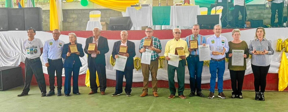 Foto | Cortesía | LA PATRIA Socios fundadores y sucesores: Francisco Henao, Antonio María Quintero, presidente del Consejo de Administración de Cootraman; Gloria Castañeda, Jesús Marulanda, Hernán Jiménez, Vidal Yepez, Fidel Aristizábal, Salvador Trujillo, Rodrigo Valencia Parra, actual gerente de Cootraman; y Adriana Parra y Lida Parra, hijas del socio fundador y primer gerente, Julio Parra Henao. Foto | Cortesía | LA PATRIA Socios fundadores y sucesores: Francisco Henao, Antonio María Quintero, presidente del Consejo de Administración de Cootraman; Gloria Castañeda, Jesús Marulanda, Hernán Jiménez, Vidal Yepez, Fidel Aristizábal, Salvador Trujillo, Rodrigo Valencia Parra, actual gerente de Cootraman; y Adriana Parra y Lida Parra, hijas del socio fundador y primer gerente, Julio Parra Henao.