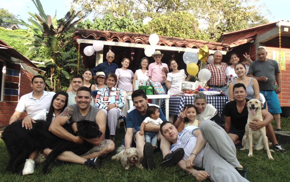 Foto | Lector | LA PATRIA Tener la oportunidad de reunirnos un año más en el Día de las Madres, en El Olivo, con Isabelita Lopera, ya es una bendición. La familia Moreno Lopera y demás familiares reúnen cuatro generaciones para compartir la alegría de estar unidos al lado de la bisabuela, abuela y madre. Foto | Lector | LA PATRIA Tener la oportunidad de reunirnos un año más en el Día de las Madres, en El Olivo, con Isabelita Lopera, ya es una bendición. La familia Moreno Lopera y demás familiares reúnen cuatro generaciones para compartir la alegría de estar unidos al lado de la bisabuela, abuela y madre.