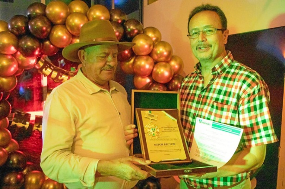 Mejor rector: Jorge Alberto Duque de la I.E Manzanares.