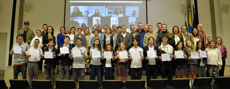 Foto | Cortesía UAM | LA PATRIA Grupo de estudiantes homenajeados junto a su padres de familia y directivos de la UAM. Foto | Cortesía UAM | LA PATRIA Grupo de estudiantes homenajeados junto a su padres de familia y directivos de la UAM.