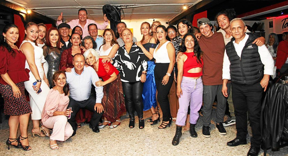 Grupo de bailarines de tango, milonga y vals.