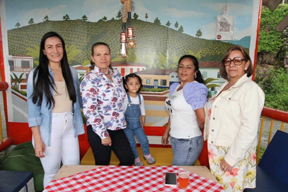 Foto | Argemiro Idárraga | LA PATRIA Marcela Casanova, Ofelia Giraldo, Carmenza Lara y Luciano Camacho Sonara Muñoz se citaron en el restaurante Las Camelias, de la vereda Cuchilla del Salado, de Manizales, para almorzar.