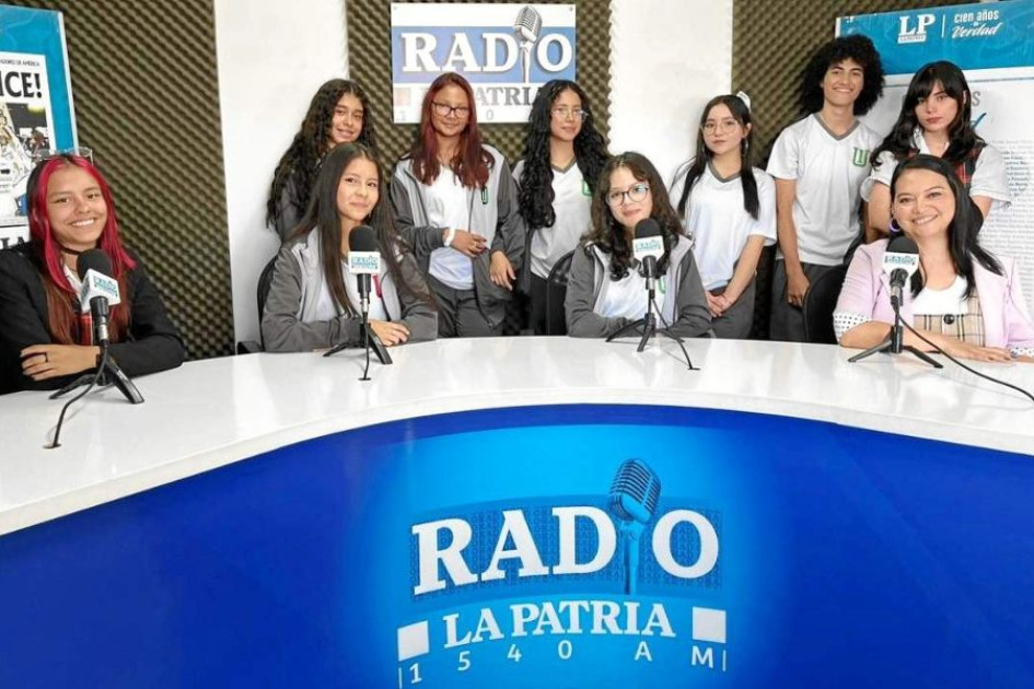 Foto | PATRIA Radio | LA PATRIA De pie: María Antonia Mosquera Hernández, Alexandra Bedoya Henao, Gabriela Roa Moreno, Sofía Salazar Ramos, Nicolás Osorio Sucerquia, Isabela Ballesteros Zamora. Sentadas: Stephania Raish Bedoya, María Paz Cortés y Nicole Alvarado Fuentes, acompañados por la docente Luz Stella Hurtado. Foto | PATRIA Radio | LA PATRIA De pie: María Antonia Mosquera Hernández, Alexandra Bedoya Henao, Gabriela Roa Moreno, Sofía Salazar Ramos, Nicolás Osorio Sucerquia, Isabela Ballesteros Zamora. Sentadas: Stephania Raish Bedoya, María Paz Cortés y Nicole Alvarado Fuentes, acompañados por la docente Luz Stella Hurtado.