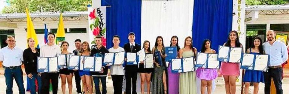 Foto | Óscar Yhony Restrepo | LA PATRIA  Grupo de jóvenes graduados y directivos que acompañaron la ceremonia.