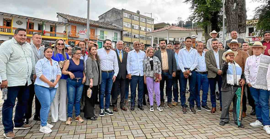 Jhon Jairo Castaño Flórez, alcalde de Neira, presidió junto con sus homólogos del norte de Caldas la visita al municipio de Félix Aracena Vargas, embajador de la República Dominicana en Colombia. Durante su estadía el mandatario lo reconoció como invitado ilustre. La visita busca establecer lazos comerciales con ese país para dar a conocer esta zona. Jhon Jairo Castaño Flórez, alcalde de Neira, presidió junto con sus homólogos del norte de Caldas la visita al municipio de Félix Aracena Vargas, embajador de la República Dominicana en Colombia. Durante su estadía el mandatario lo reconoció como invitado ilustre. La visita busca establecer lazos comerciales con ese país para dar a conocer esta zona.