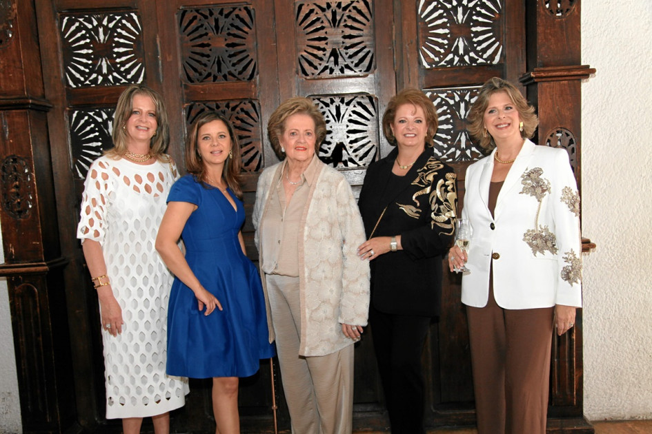 Ligia Sierra de Alzate en compañía de sus hijas: Carolina, Francina, Mónica y Claudia Sofía Alzate Sierra. Ligia Sierra de Alzate en compañía de sus hijas: Carolina, Francina, Mónica y Claudia Sofía Alzate Sierra.
