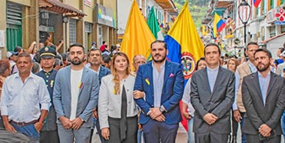 Jhon Jairo Castaño Flórez, alcalde de Neira, en compañía de Daniela Nieto Jaramillo, primera gestora, recorrieron las principales calles del municipio durante la celebración del Grito de Independencia. También participaron el gabinete municipal, autoridades locales, colaboradores de la Alcaldía, colegios y ciudadanos. Jhon Jairo Castaño Flórez, alcalde de Neira, en compañía de Daniela Nieto Jaramillo, primera gestora, recorrieron las principales calles del municipio durante la celebración del Grito de Independencia. También participaron el gabinete municipal, autoridades locales, colaboradores de la Alcaldía, colegios y ciudadanos.