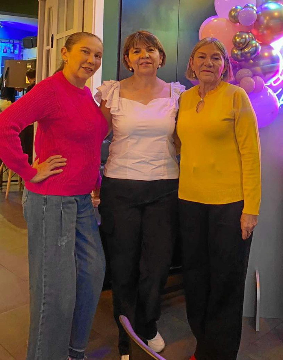 Doris Tabares compartió su cena de cumpleaños junto a sus hermanas Nelly (izquierda) y Sonia (derecha) en el restaurante La Shiraka.