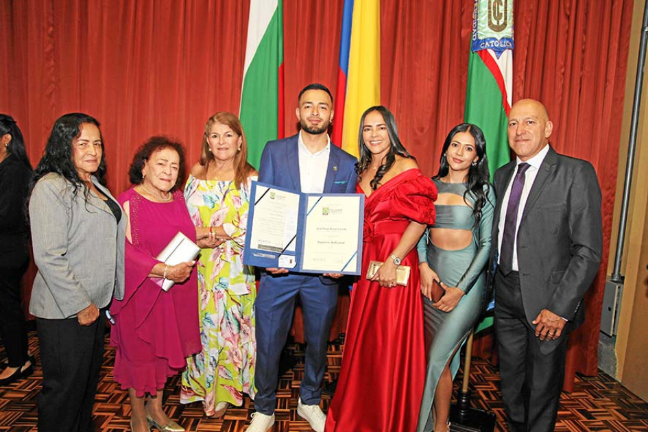 Gloria Hoyos, Edilma Loaiza, Alexa Paulina González, Juan Diego Hoyos, Rosalba Carmona, Mariluz Giraldo y Óscar Hoyos Loaiza.