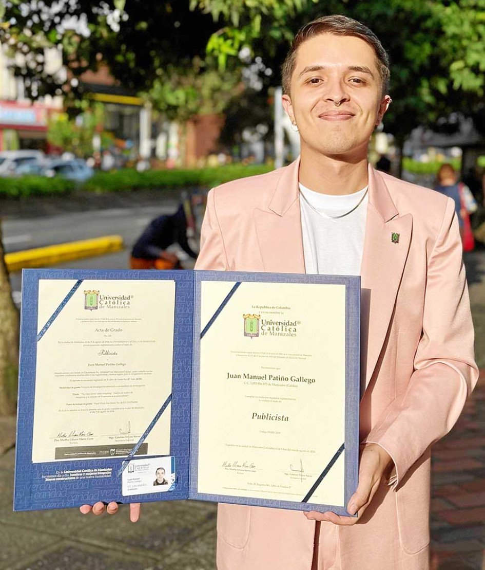 Foto | LA PATRIA El pasado nueve de agosto recibió el título de publicista de la Universidad Católica de Manizales el joven Juan Manuel Patiño Gallego. La familia le envió el mensaje: "Nuestros mejores deseos para que esto sea solo el principio de ¡una vida llena de alegrías y satisfacciones! Hoy nos has demostrado que eres una persona especial, fuerte y decidida. Alcanzarás muchas metas". Foto | LA PATRIA El pasado nueve de agosto recibió el título de publicista de la Universidad Católica de Manizales el joven Juan Manuel Patiño Gallego. La familia le envió el mensaje: "Nuestros mejores deseos para que esto sea solo el principio de ¡una vida llena de alegrías y satisfacciones! Hoy nos has demostrado que eres una persona especial, fuerte y decidida. Alcanzarás muchas metas".