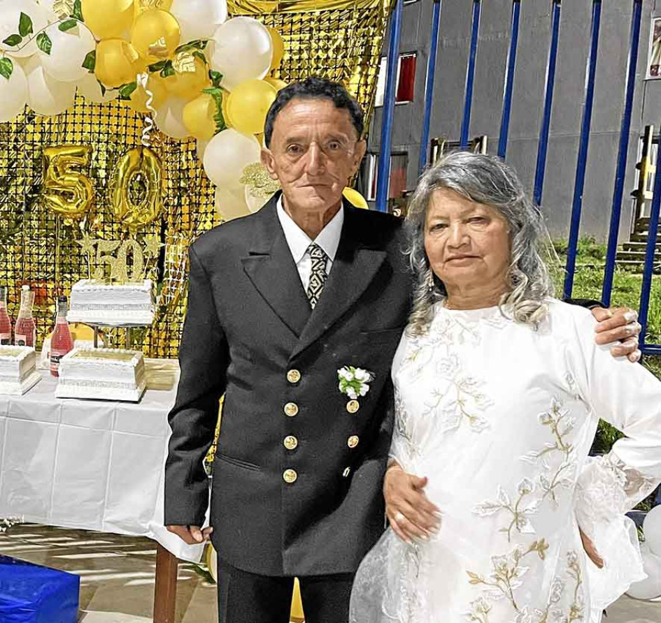 Foto | Henry Giraldo | LA PATRIA José Parra y Teresa Carvajal celebraron en Manizales sus 50 años de vida matrimonial (bodas de oro) con una eucaristía en el templo del barrio San Sebastián. Sus siete hijos, 15 nietos y una bisnieta, junto con el resto de familiares y amigos, compartieron este día junto a ellos.