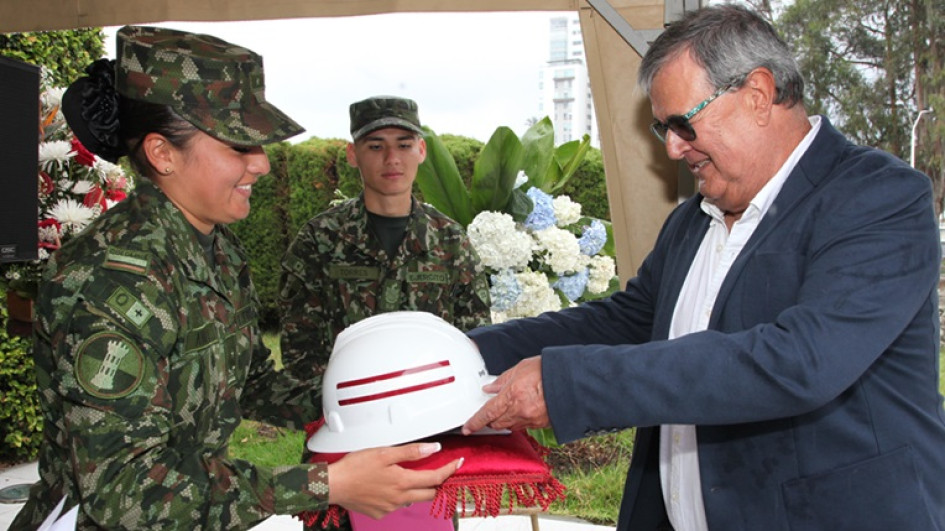 Homenaje a Ricardo Spaggiari, presidente de la Asociación de Ingenieros de Caldas. Entrega el casco la subteniente Catalina Ávila.