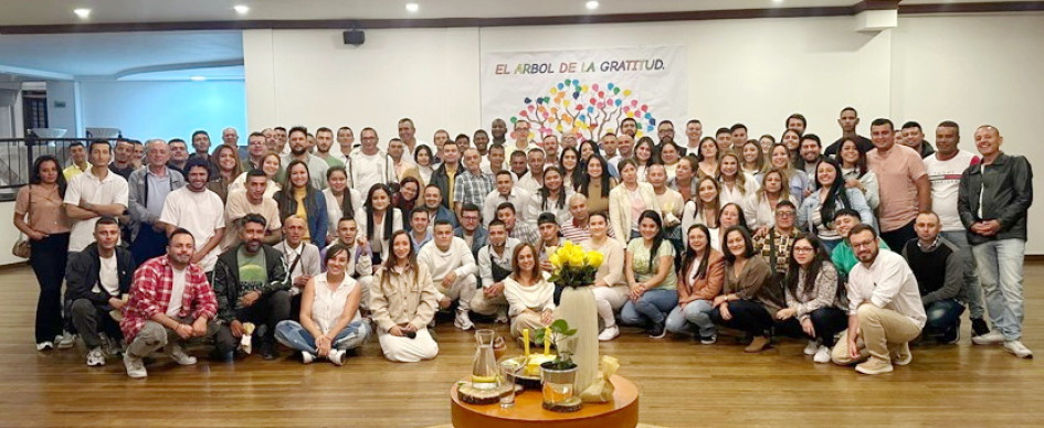 Participantes al evento centrado en la gratitud desde la meditación, reconociéndola como una poderosa práctica que invita a enfocarse en lo positivo y apreciar lo que se tiene.