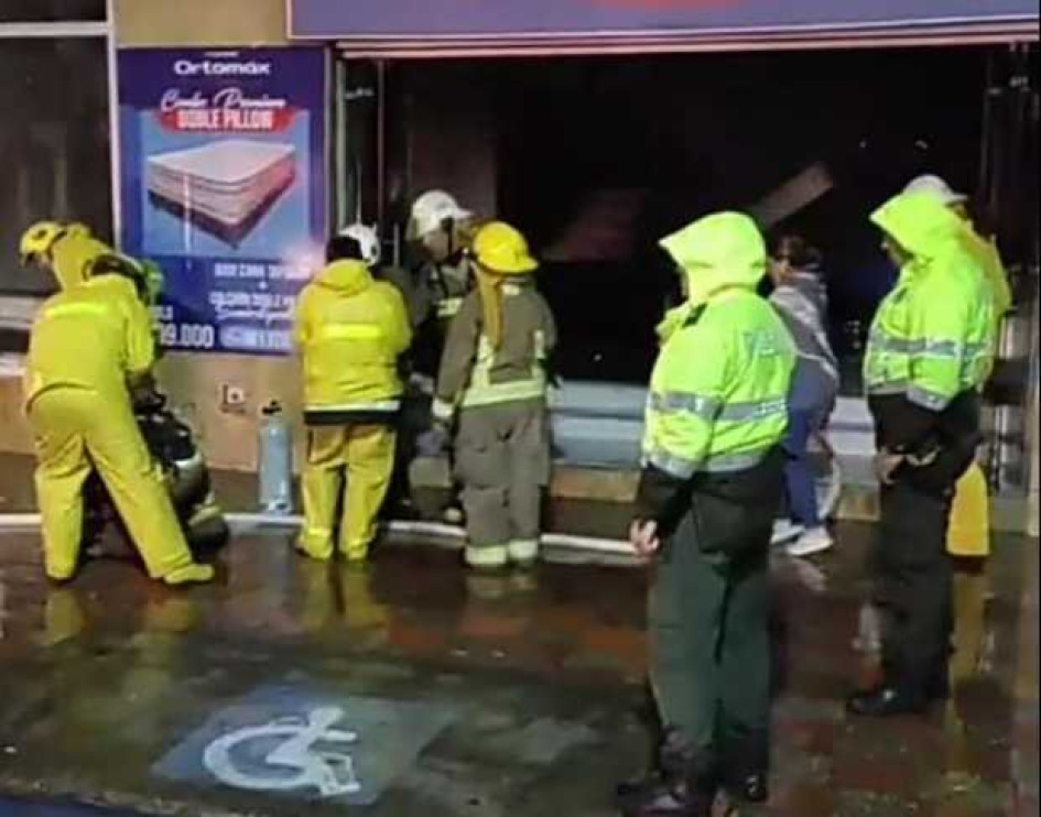 Bomberos atendiend o llamado