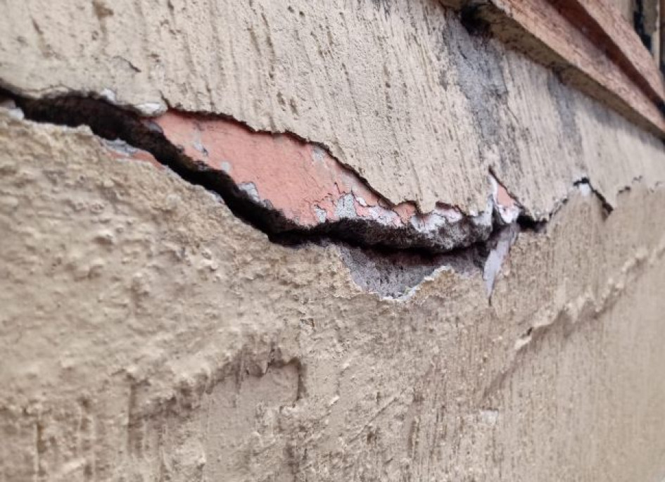 Especialistas en restauración arquitectónica indican que esto puede deberse a que se rompió una viga. Especialistas en restauración arquitectónica indican que esto puede deberse a que se rompió una viga.