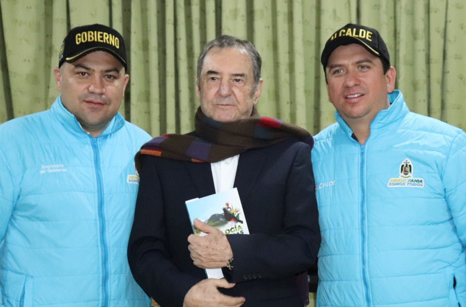 Al declamador y poeta Abelardo Cano Bedoya lo acompañan el alcalde, Jorge Orlando García; y el secretario de Gobierno, Mauricio Quintero. Al declamador y poeta Abelardo Cano Bedoya lo acompañan el alcalde, Jorge Orlando García; y el secretario de Gobierno, Mauricio Quintero.