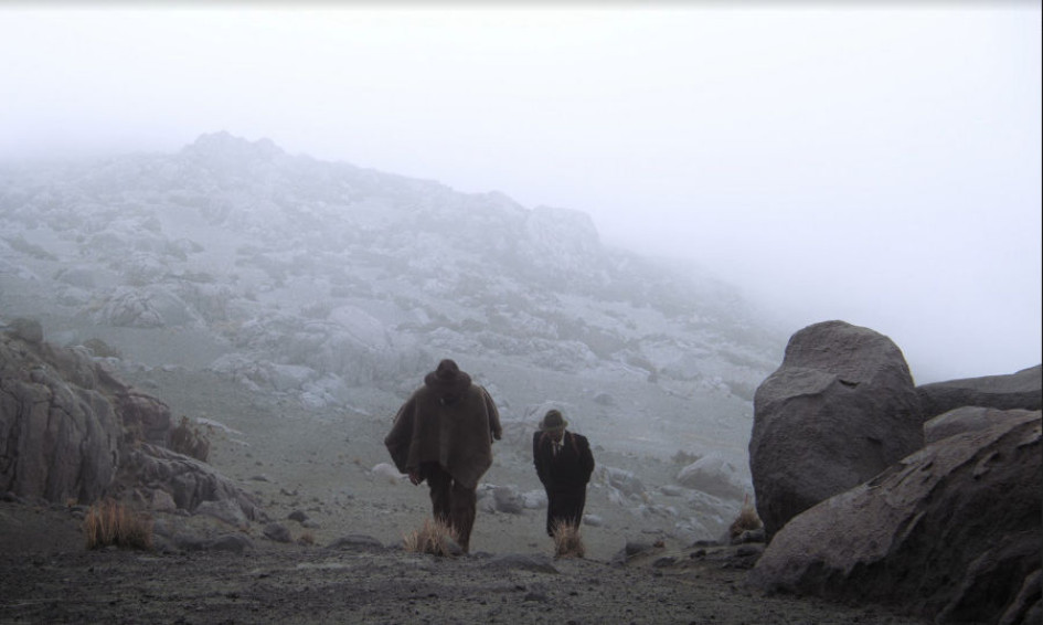Imangen de los portagonistas de Sereno caminando por el Nevado del Ruiz