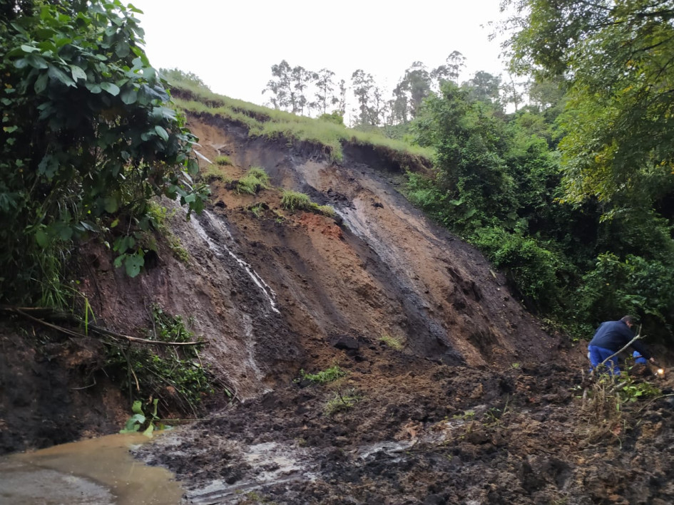 Un derrumbe afecta la vía entre Llanitos y El Descache, en Villamaría.