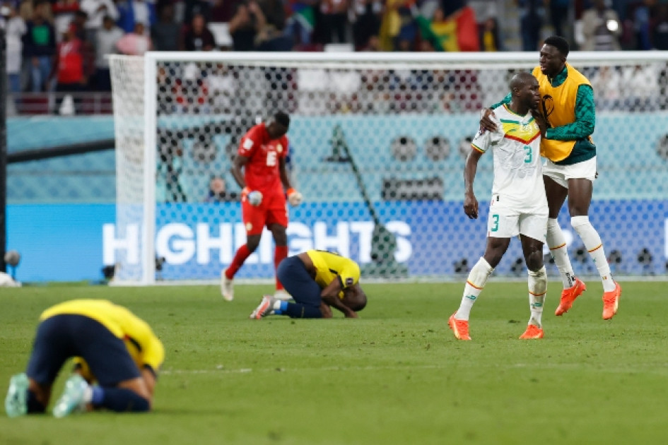 La tristeza de los jugadores ecuatorianos luego de quedar eliminados de la cita mundialista, contrastada por la celebración de los senegaleses al lograr la clasificación. La tristeza de los jugadores ecuatorianos luego de quedar eliminados de la cita mundialista, contrastada por la celebración de los senegaleses al lograr la clasificación.