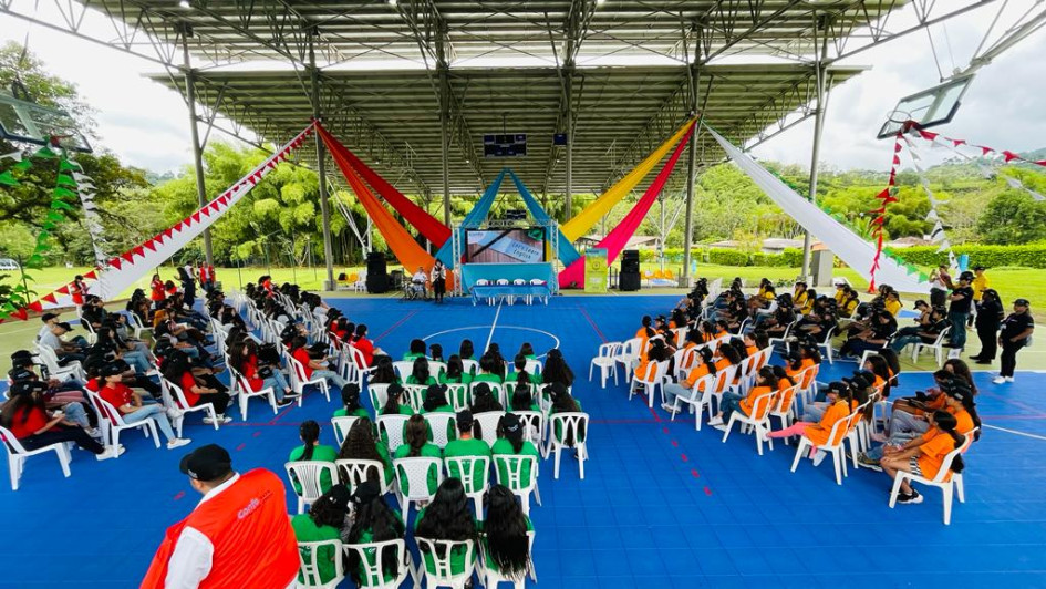 Alumnos de los planteles educativos de Caldas participan en campamentos de inglés de la Jornada Escolar Complementaria, orientados por Confa, en los centros vacacionales La Rochela de Palestina y El Bosque de Pensilvania.
