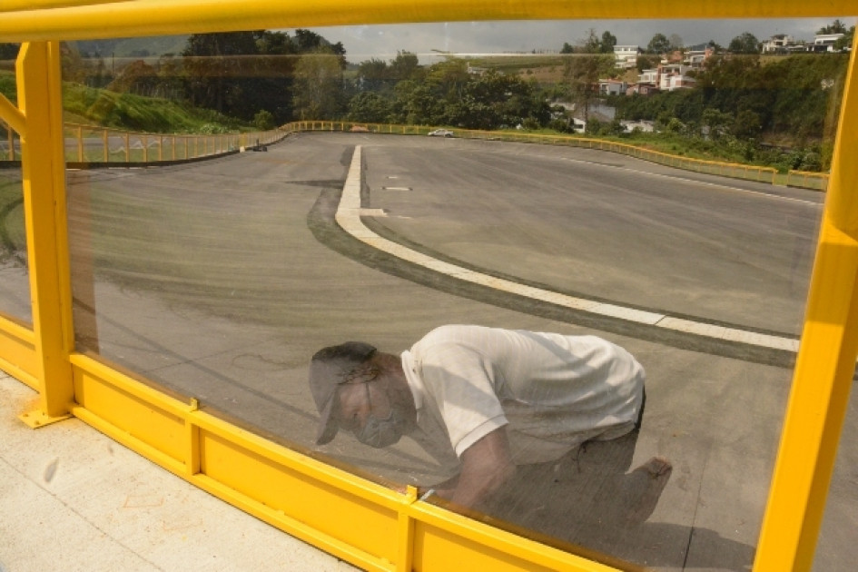 La construcción de las graderías con techo, baños, camerinos, zona control de doping hacen parte de las obras complementarias. La construcción de las graderías con techo, baños, camerinos, zona control de doping hacen parte de las obras complementarias.