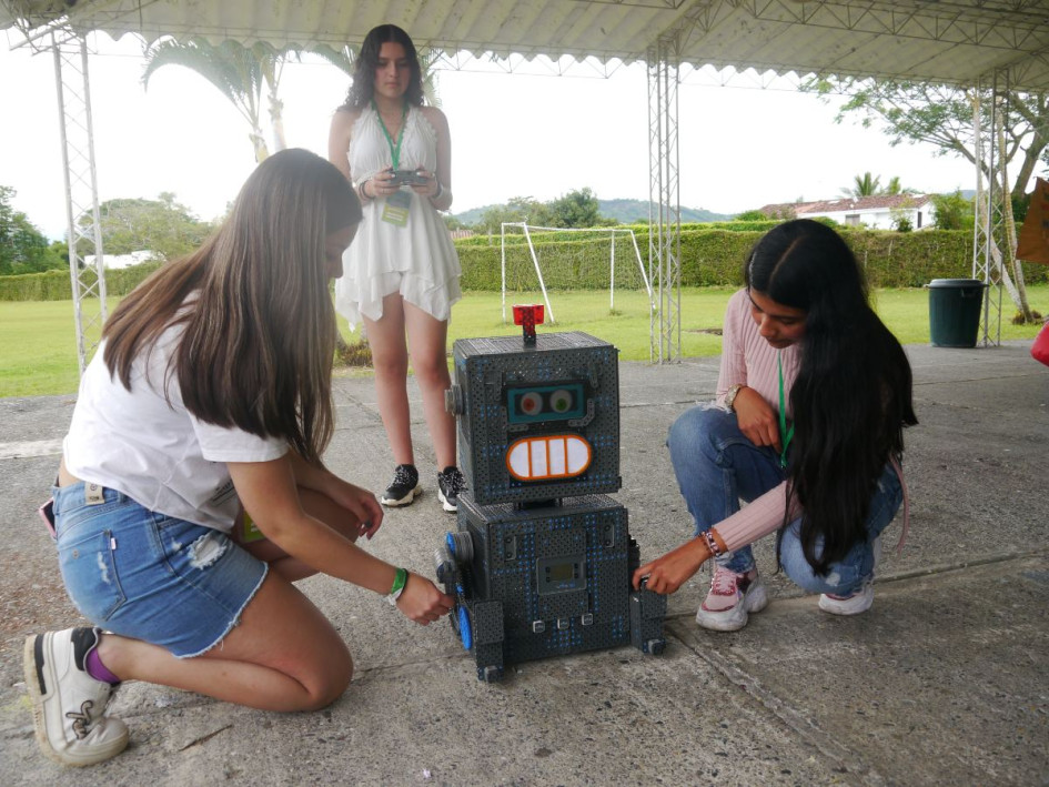 Tecnoacademia del Sena desarrolló en Santágueda de Palestina, un encuentro temático con estudiantes de 8 municipios, quienes por tres días conocieron sobre robótica, ciencia y tecnología y además expusieron prototipos de proyectos. Tecnoacademia del Sena desarrolló en Santágueda de Palestina, un encuentro temático con estudiantes de 8 municipios, quienes por tres días conocieron sobre robótica, ciencia y tecnología y además expusieron prototipos de proyectos.