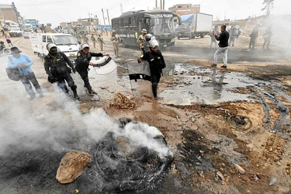 Policías peruanos desbloquean calles en Arequipa (Perú). Policías peruanos desbloquean calles en Arequipa (Perú).