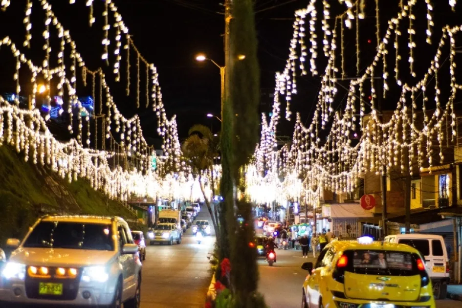 Cuelgan las luces en la Avenida El Libertador, de Anserma. Cuelgan las luces en la Avenida El Libertador, de Anserma.