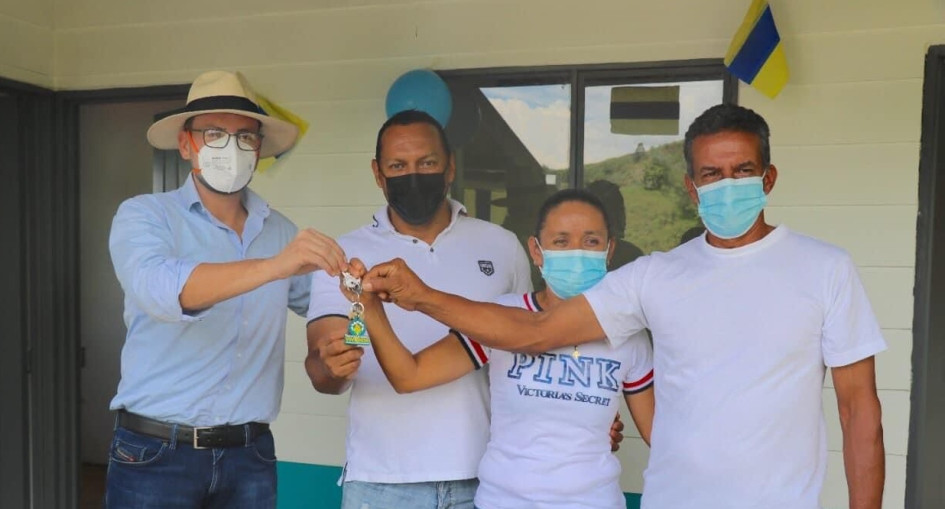 Jhon Mario Giraldo Arrubla, alcalde del municipio (de tapabocas negro), entregó varias viviendas a las familias en compañía de Luis Carlos Velásquez, gobernador de Caldas (de sombrero). Jhon Mario Giraldo Arrubla, alcalde del municipio (de tapabocas negro), entregó varias viviendas a las familias en compañía de Luis Carlos Velásquez, gobernador de Caldas (de sombrero).