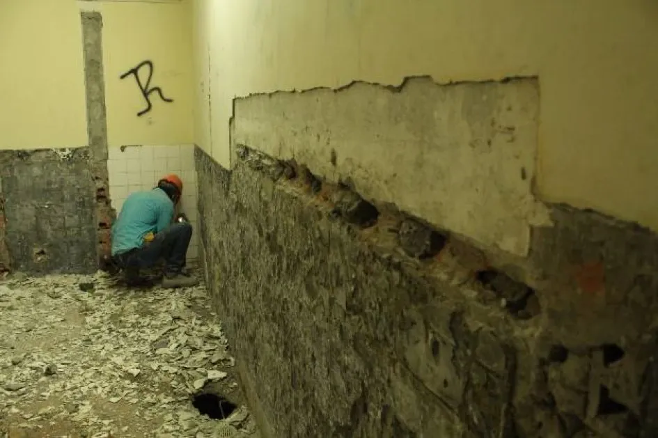 La reparación en el Inem, tradicional centro educativo de Manizales, arrancó con arreglo de baños. Michel Esteven López trabaja en la obra, que se inició el martes pasado. La reparación en el Inem, tradicional centro educativo de Manizales, arrancó con arreglo de baños. Michel Esteven López trabaja en la obra, que se inició el martes pasado.