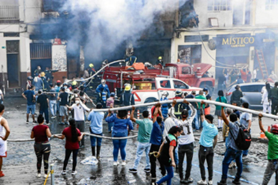 La comunidad apoyó las labores de los bomberos. La comunidad apoyó las labores de los bomberos.