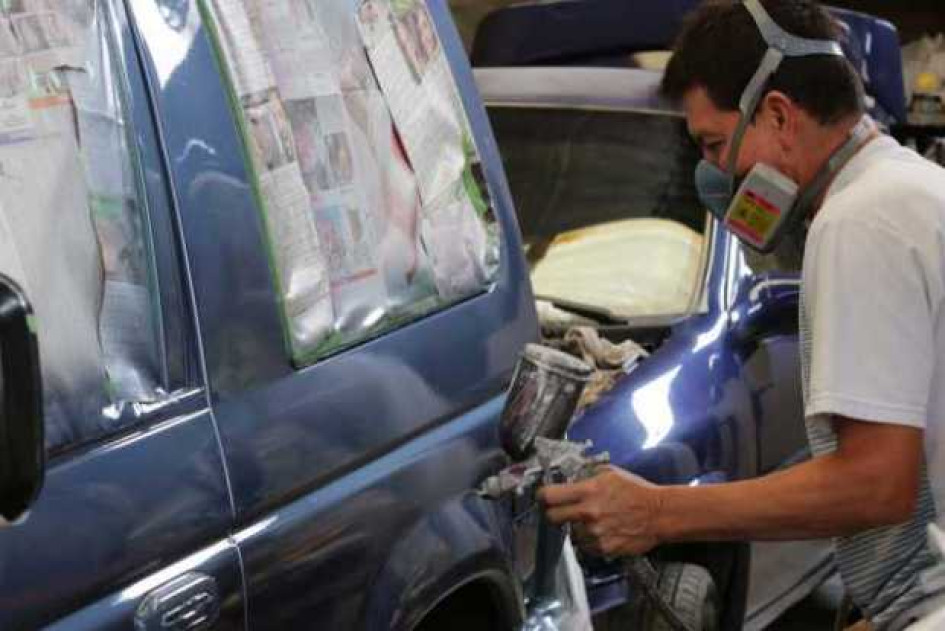 En el Taller Imperial se pinta este Montero Mitsubishi en una tonalidad de azul. En el Taller Imperial se pinta este Montero Mitsubishi en una tonalidad de azul.