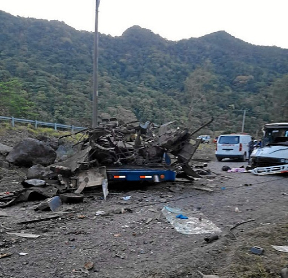 Las primeras versiones indican el conductor del bus intentó dar un giro en la carretera, pero perdió el control, colisionó con otro y cayó al barranco.