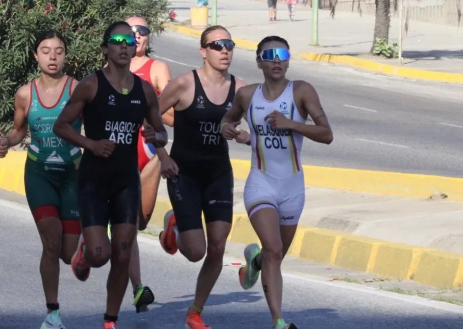 María Carolina Velásquez (blanco), campeona del VII Triatlón Internacional de La Habana. En esta foto, en una competencia hace dos semanas en Venezuela. María Carolina Velásquez (blanco), campeona del VII Triatlón Internacional de La Habana. En esta foto, en una competencia hace dos semanas en Venezuela.